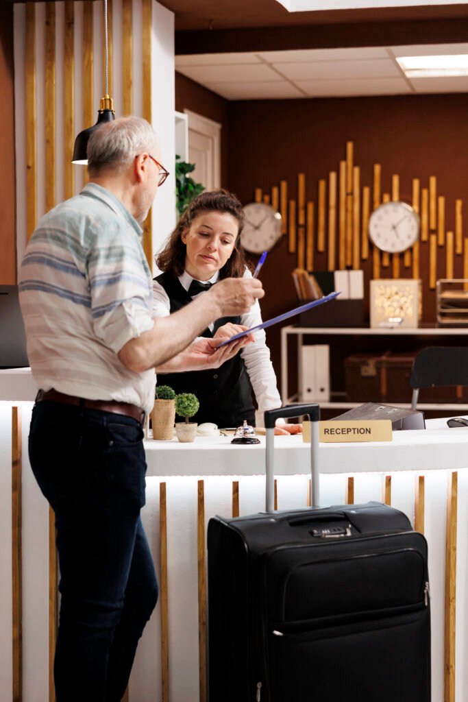 Gestion des réservations Airbnb avec Homely pour une expérience client fluide Client effectuant une réservation avec l'assistance d'un concierge, représentant le service de gestion des réservations d'Airbnb par Homely