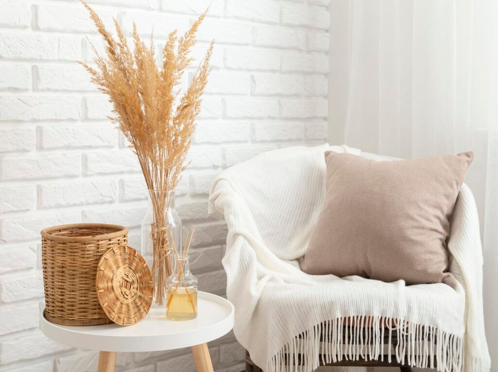 Salon moderne décoré avec un canapé gris, une table basse en bois et des accents colorés, illustrant l'optimisation d'un espace pour la location courte durée