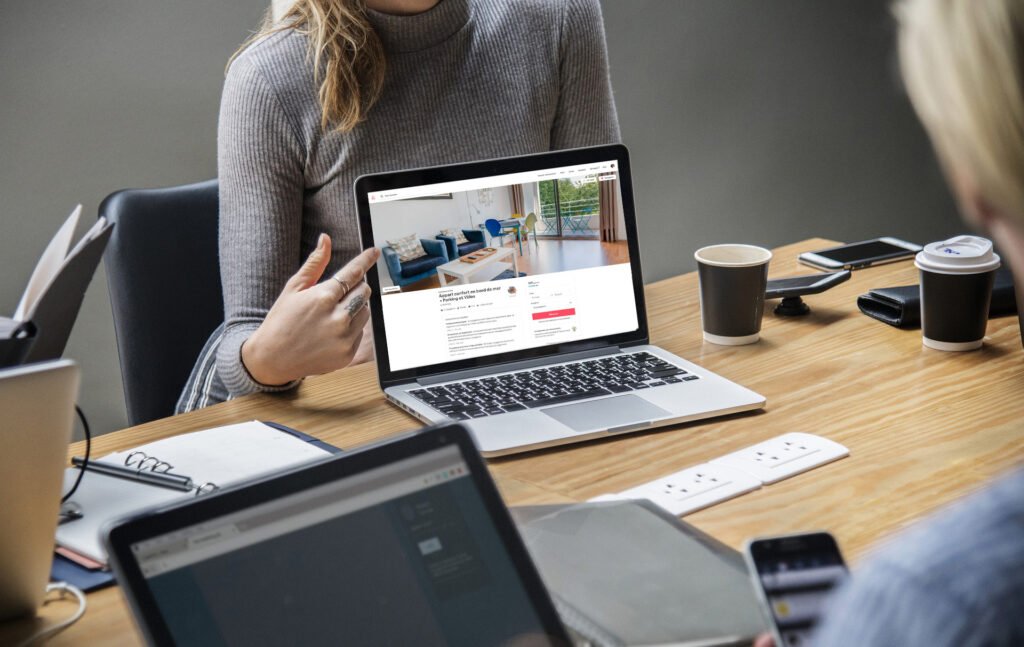 Création d'une annonce Airbnb professionnelle pour maximiser les réservations Création d'une annonce Airbnb avec des photos et descriptions optimisées pour attirer plus de clients