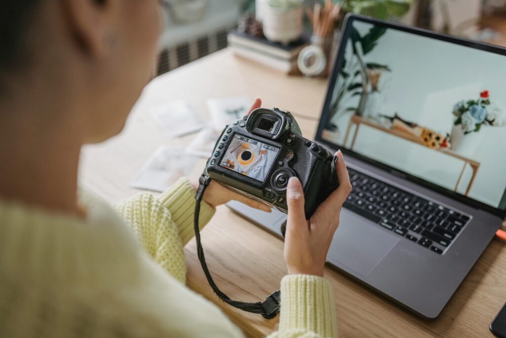 Photographe capturant des moments mémorables dans une location courte durée Airbnb Photographe anonyme prenant des photos dans une location courte durée pour Airbnb avec un appareil photo professionnel pour airbnb